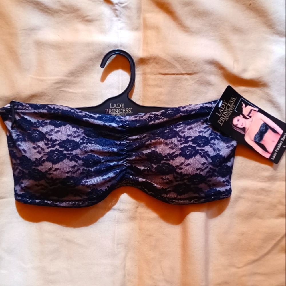 Size Medium lace padded stapless bra no hooks in black